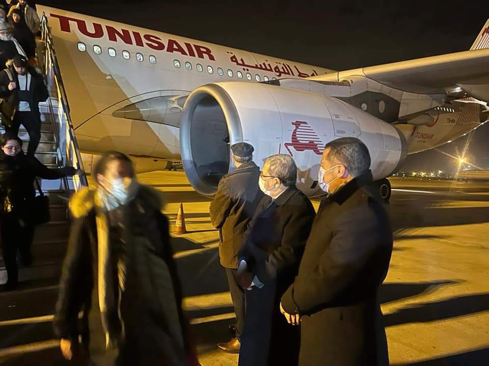 وزير النقل في إستقبال 230 تونسيا تم إجلاؤهم من أوكرانيا