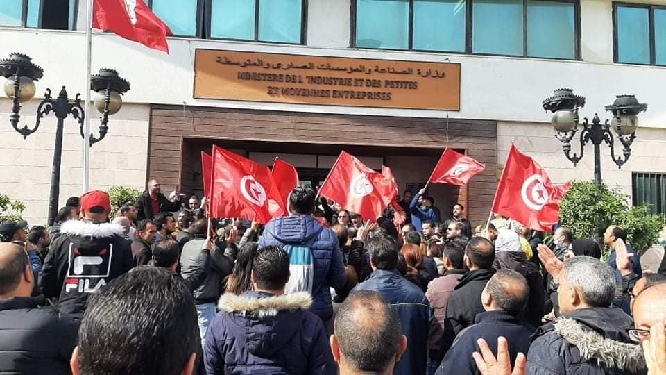 وقفة إحتجاجية لأعوان ‘الستاغ’ أمام مقر وزارة الصناعة