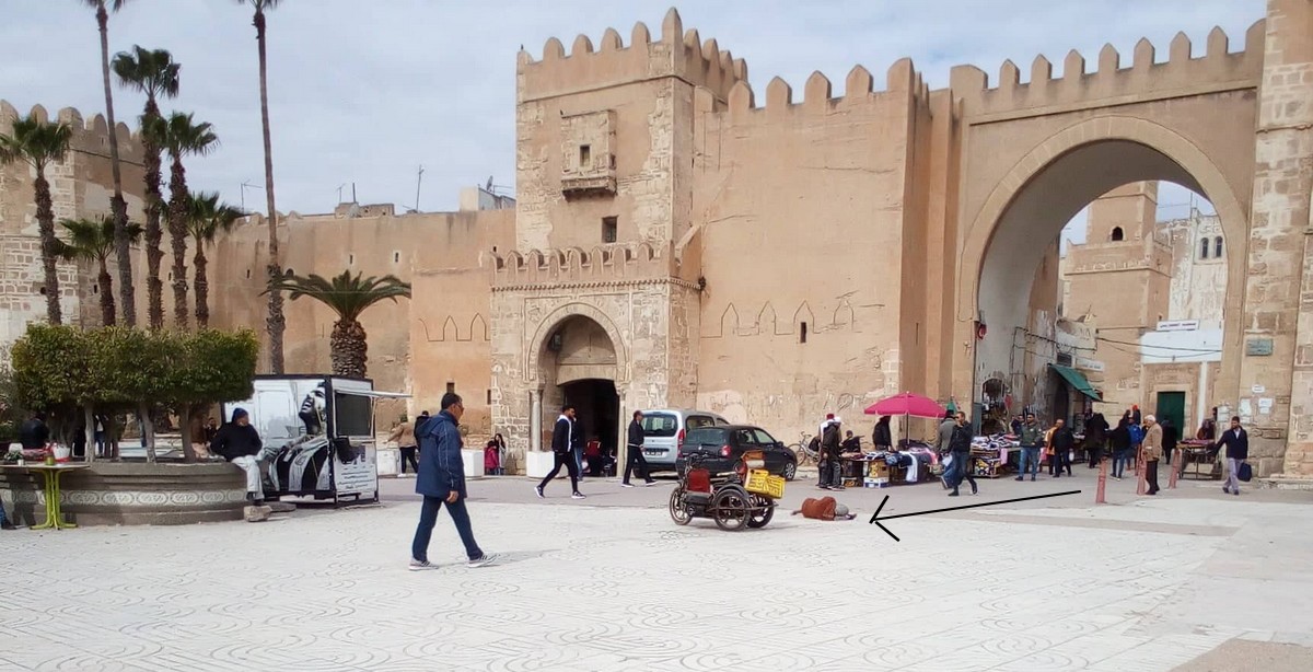باب الديوان: متسول يفترش الأرض بحماية أمنية