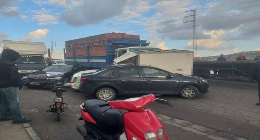 بنزرت: اصطدام شاحنة مُحمّلة بالآجر بعدد من السيارات وتسجيل بعض الإصابات