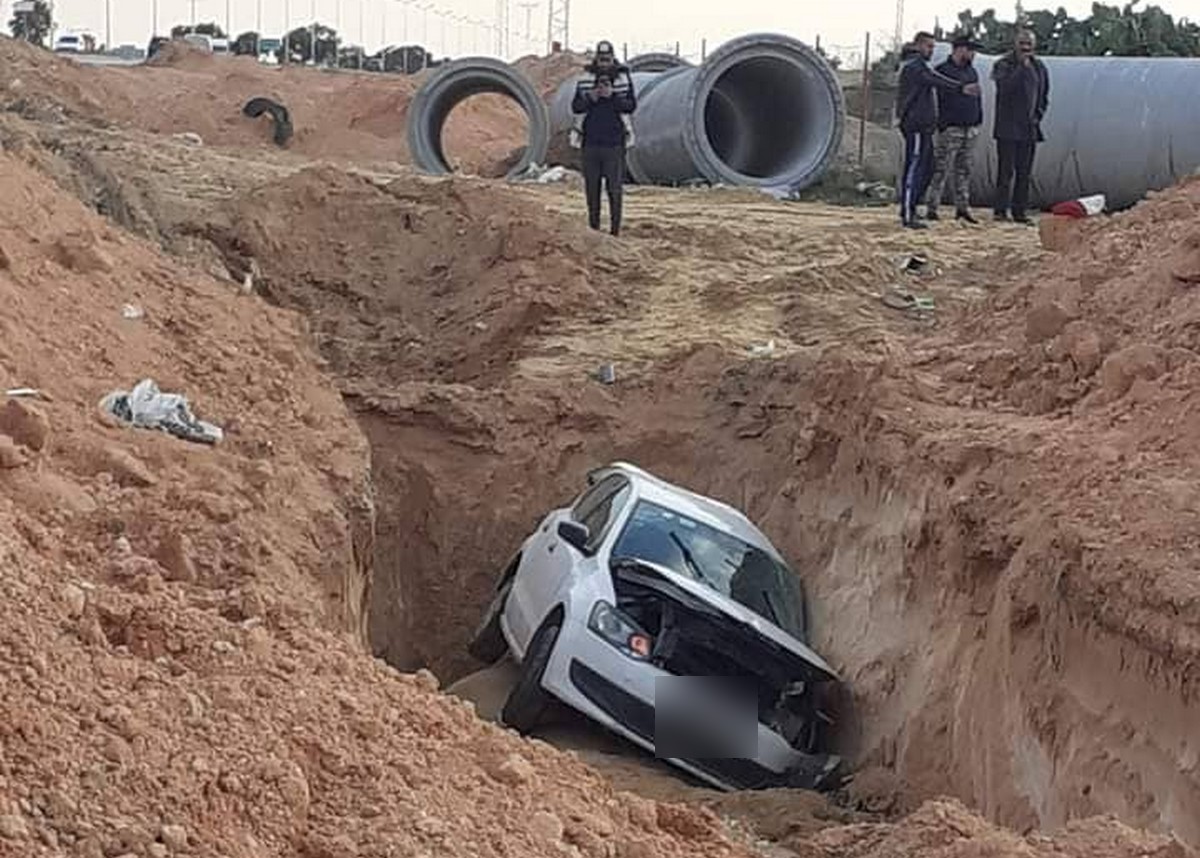 صفاقس :سقوط  سيارة في اشغال انابيب  المياه