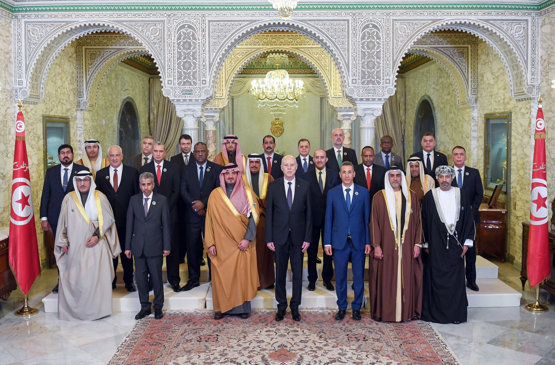 رئيس الجمهورية يستقبل وزراء الداخلية العرب و يتسلم الدرع التذكاري للمجلس