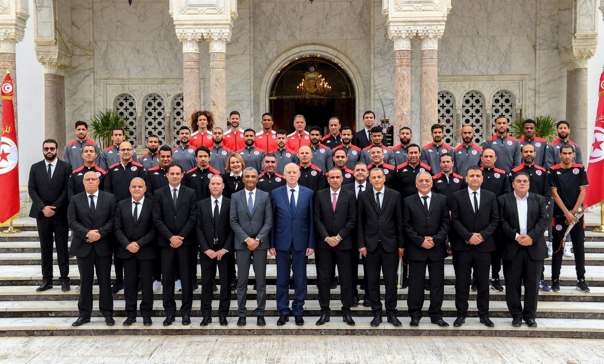 رئيس الدولة قيس  سعيد يستقبل المنتخب  الوطني  لكرة القدم
