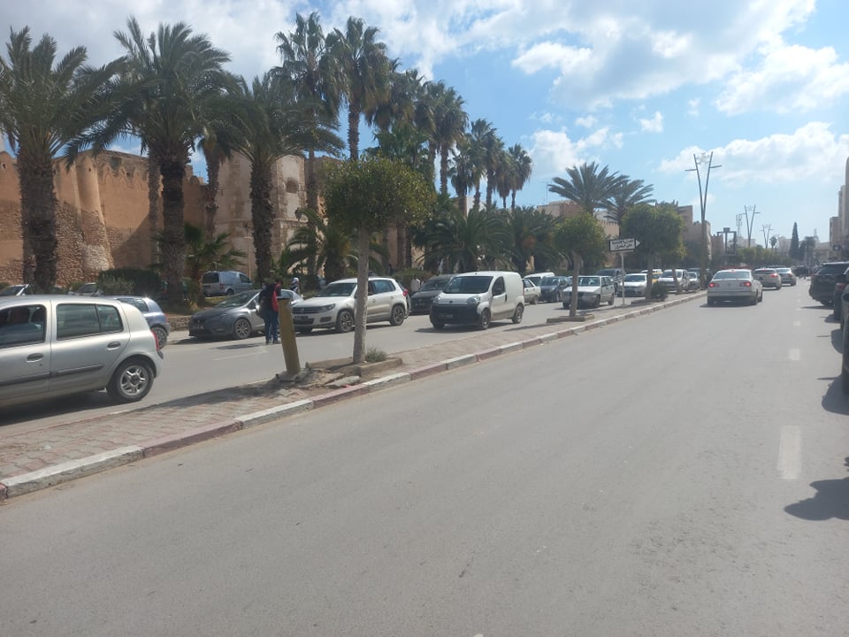 صفاقس : إختناق مروري رهيب أمام المؤسسات التربوية زاده بعض الأولياء سوء