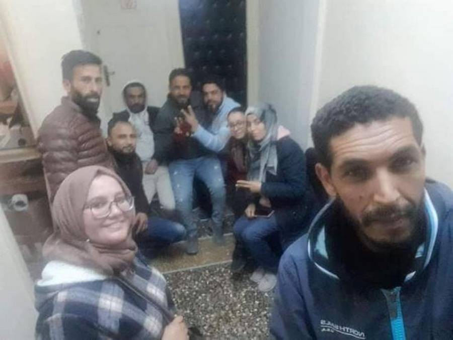 عدد من المفروزين أمنيا يعتصمون في مقر رابطة الدفاع عن حقوق الإنسان