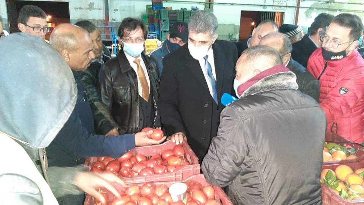 فوزي مراد والي صفاقس يؤدّي زيارة الى سوق  الجملة للخضر والغلال