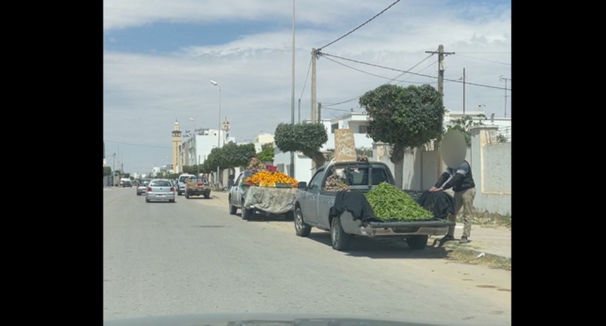 بالفيديو صفاقس : اسطول  من  شاحنات  بيع  الخضر  والغلال تساهم في  الاختناق  المروري