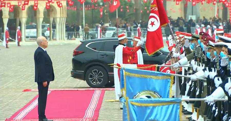 رئيس الجمهورية يشرف على موكب الاحتفال بالذكرى السادسة والستين لانبعاث الجيش الوطني