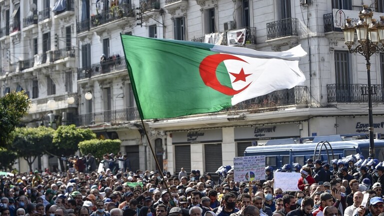 حبس صحفي جزائري بعد نشر مقال عن رفض شحنة تمور تم تصديرها للخارج