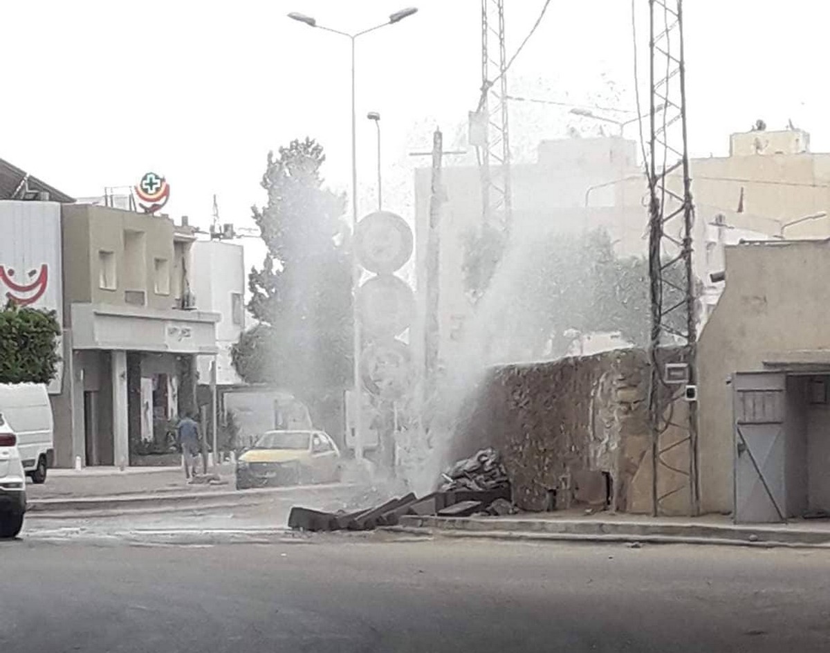 قرمدة : نافورة مياه بسبب عطب في قناة الصوناد اغرقت الطريق