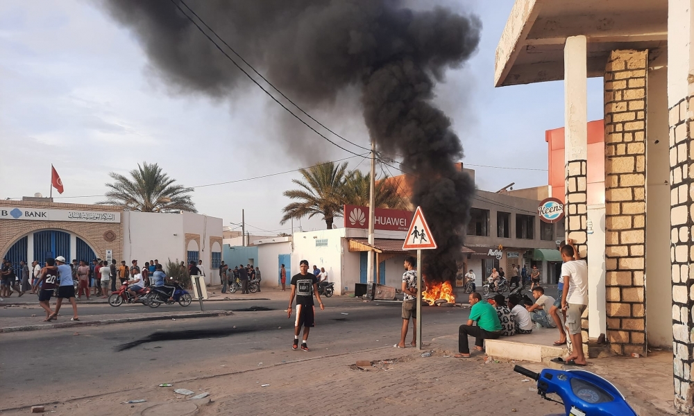 المتلوي على صفيح ساخن: إغلاق كافة منافذ المدينة وإيقاف نقل الفسفاط والجماهير الغاضبة تطالب بإجراءات فورية