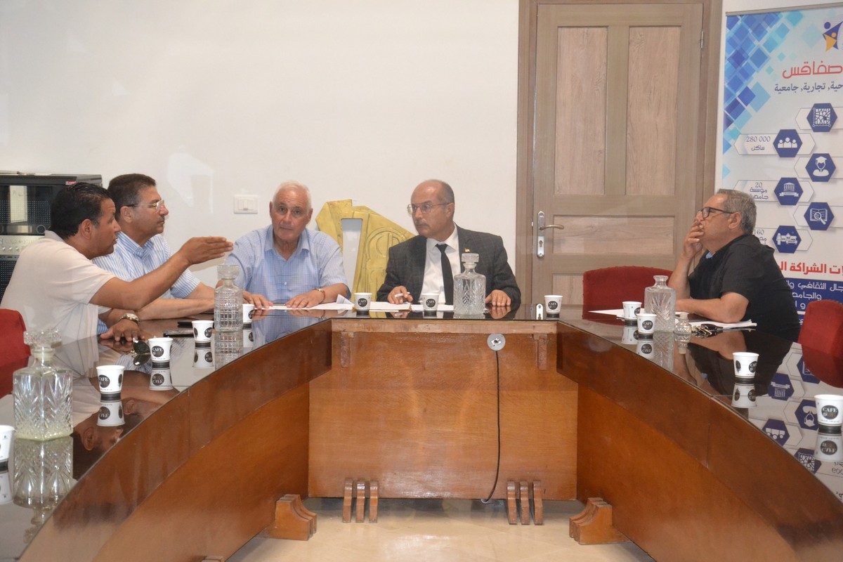 صفاقس جلسة عمل لتحديد مسلك خروج ودخول سيارات الأجرة لمحطّة شارع الجيش