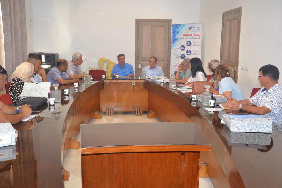 صفاقس : ظاهرة الكلاب السائبة والضجيج في فصل الصيف .. محور جلسة لجنة الصحة العامة ومراقبة التراتيب