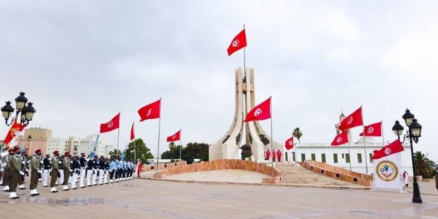 وزارة الدفاع تنظم موكبا رسميا لرفع العلم احتفاء بذكرى انبعاث الجيش