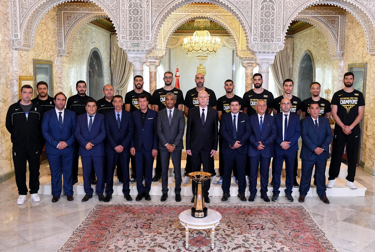 الرئيس  قيس  سعيّد  يستقبل فريق الاتحاد  الرياضي  المنستيري  في  كرة السلّة