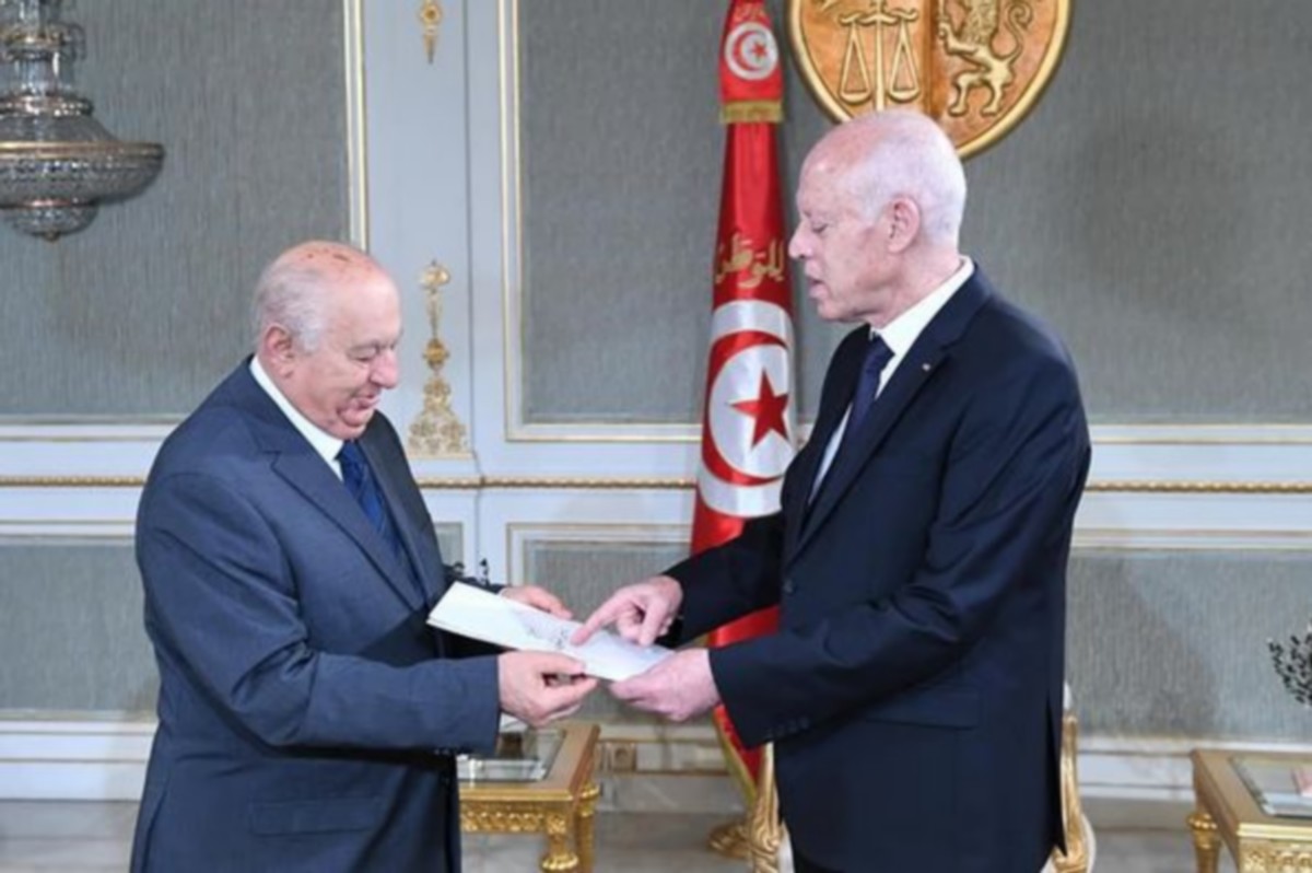 العميد الصادق بالعيد يسلم رئيس الدولة بمشروع الدستور الجديد