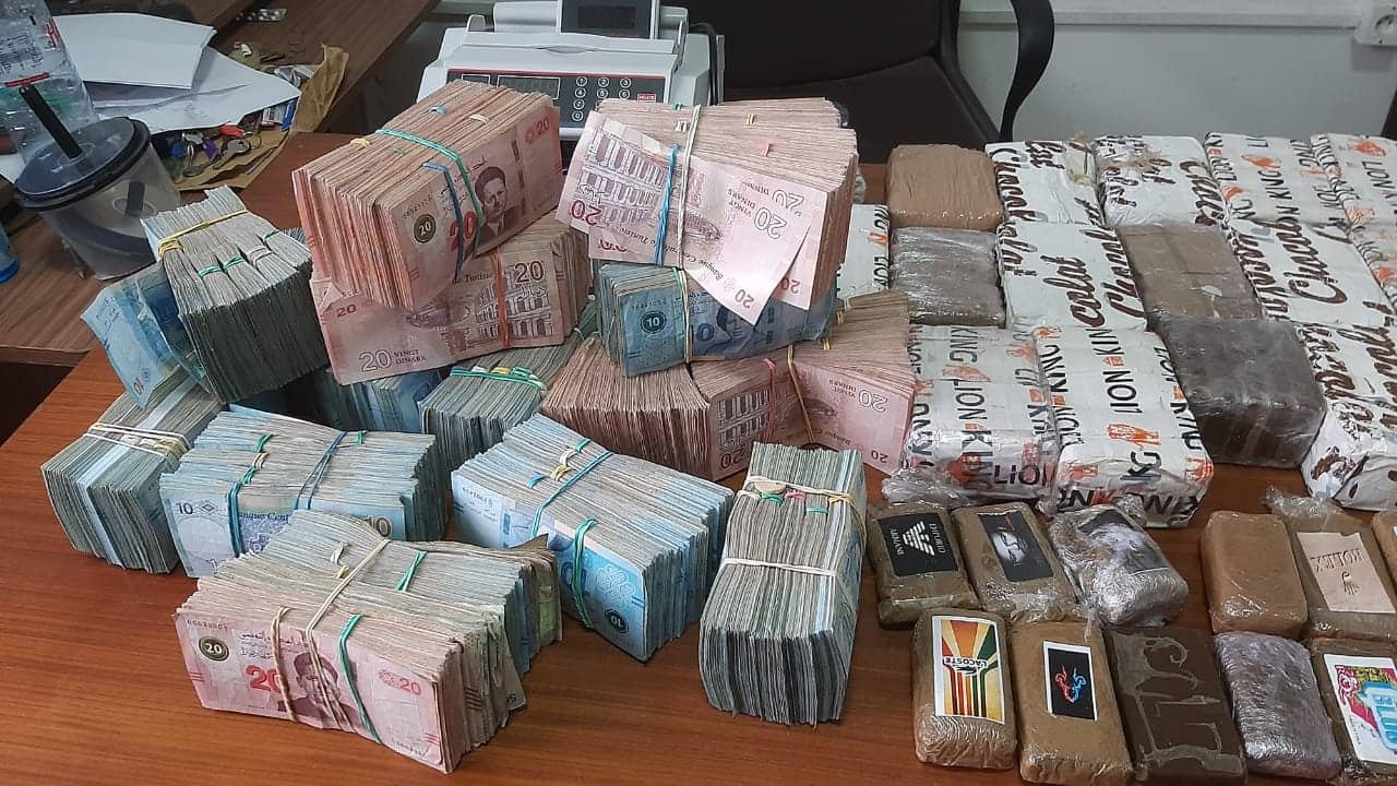 الإطاحة بشبكة لترويج المخدرات تقوم بتوريدها من الجزائر