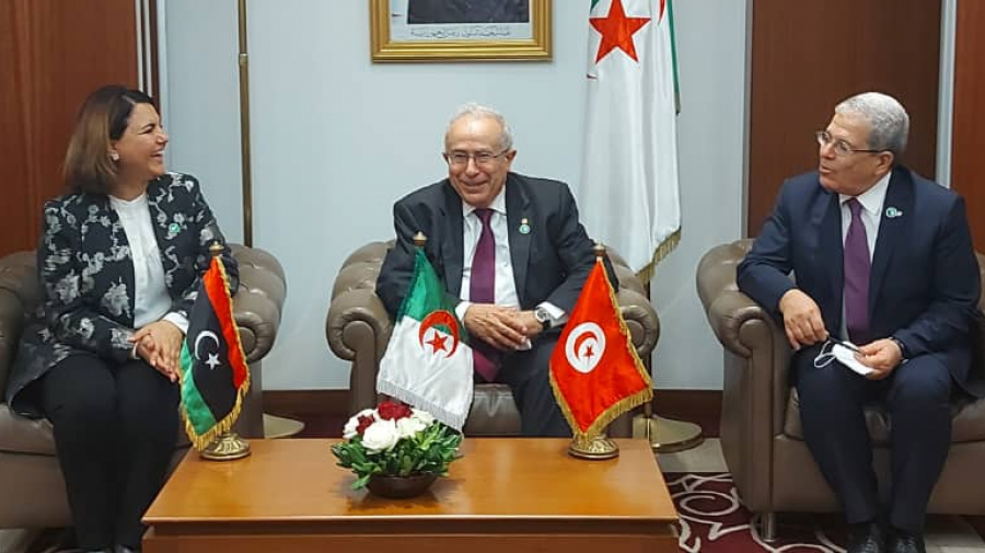 وزيرا الخارجية الجزائري والليبي في تونس لبحث القضايا الإقليمية