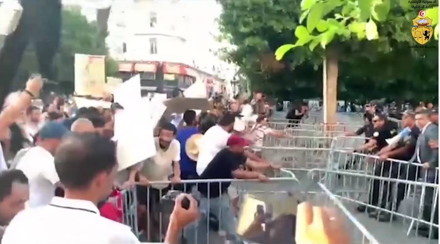 وزارة الداخلية: المحتجون تعمدوا إزالة الحواجز الحديدية والاعتداء على الوحدات الأمنية