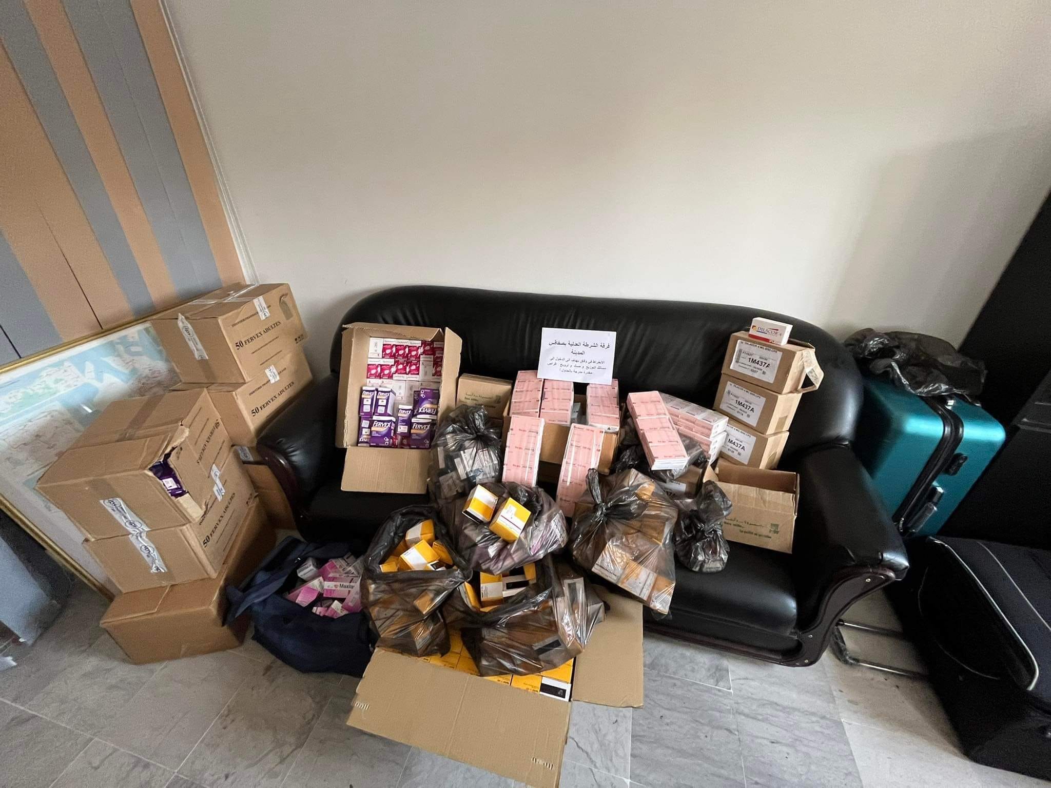 صفاقس : الشرطة العدلية تُطيح بوفاق لتهريب الأدوية