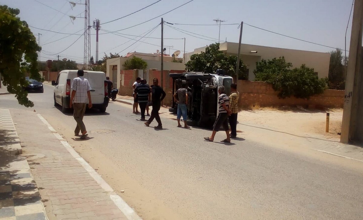 صفاقس: انقلاب شاحنة بطريقة غريبة في زنقة الجمل بطريق قرمدة