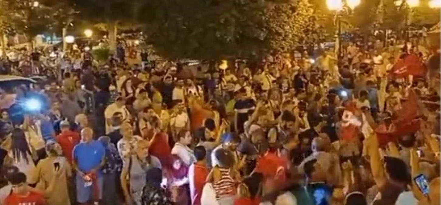 تونس : شارع الحبيب بورقيبة جموع غفيرة من المواطنين تُعبر عن فرحتهم