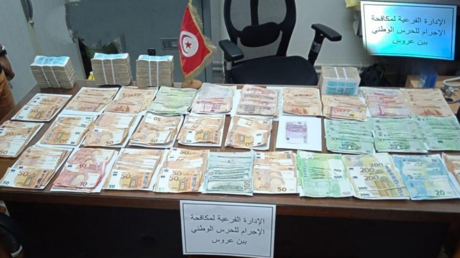 ضبط أكثر من 330 ألف دينار بحوزة شاب أخفاها بمنزله ببن عروس