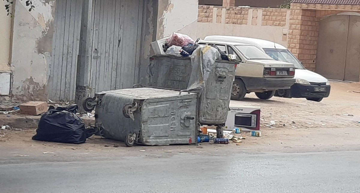 صفاقس : البرباشة يعبثون بحاويات الفواضل والبلديات لا تحرك  ساكنا