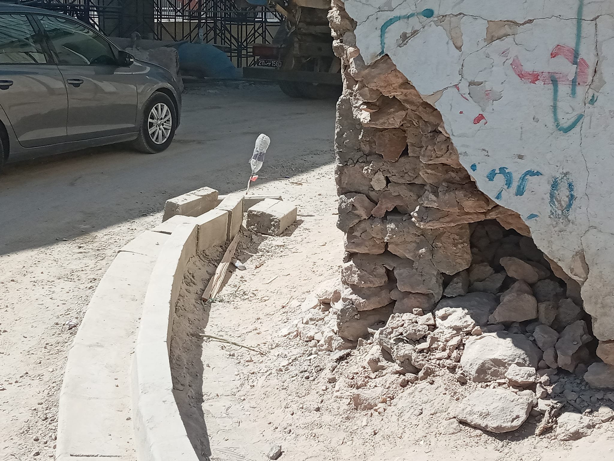 صفاقس : طريق منزل شاكر  السُكان يطالبون بتوسعة الرصيف بالمفترق الدائري