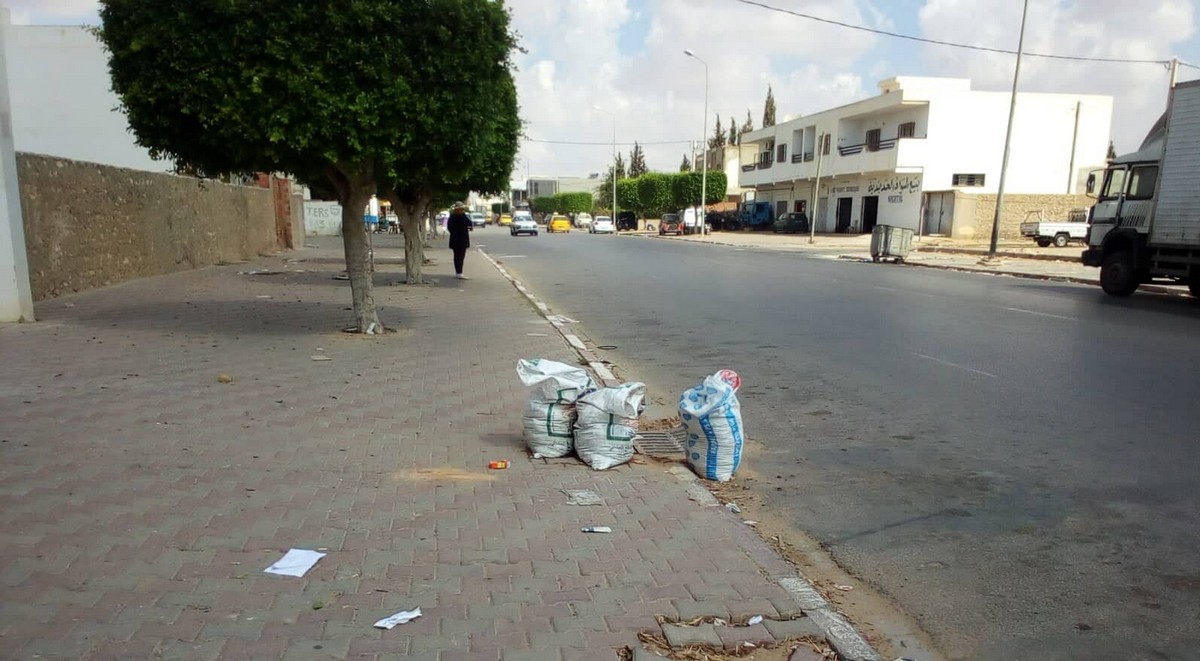 بلدية قرمدة انطلقت في  تنظيف قنوات تصريف مياه الامطار