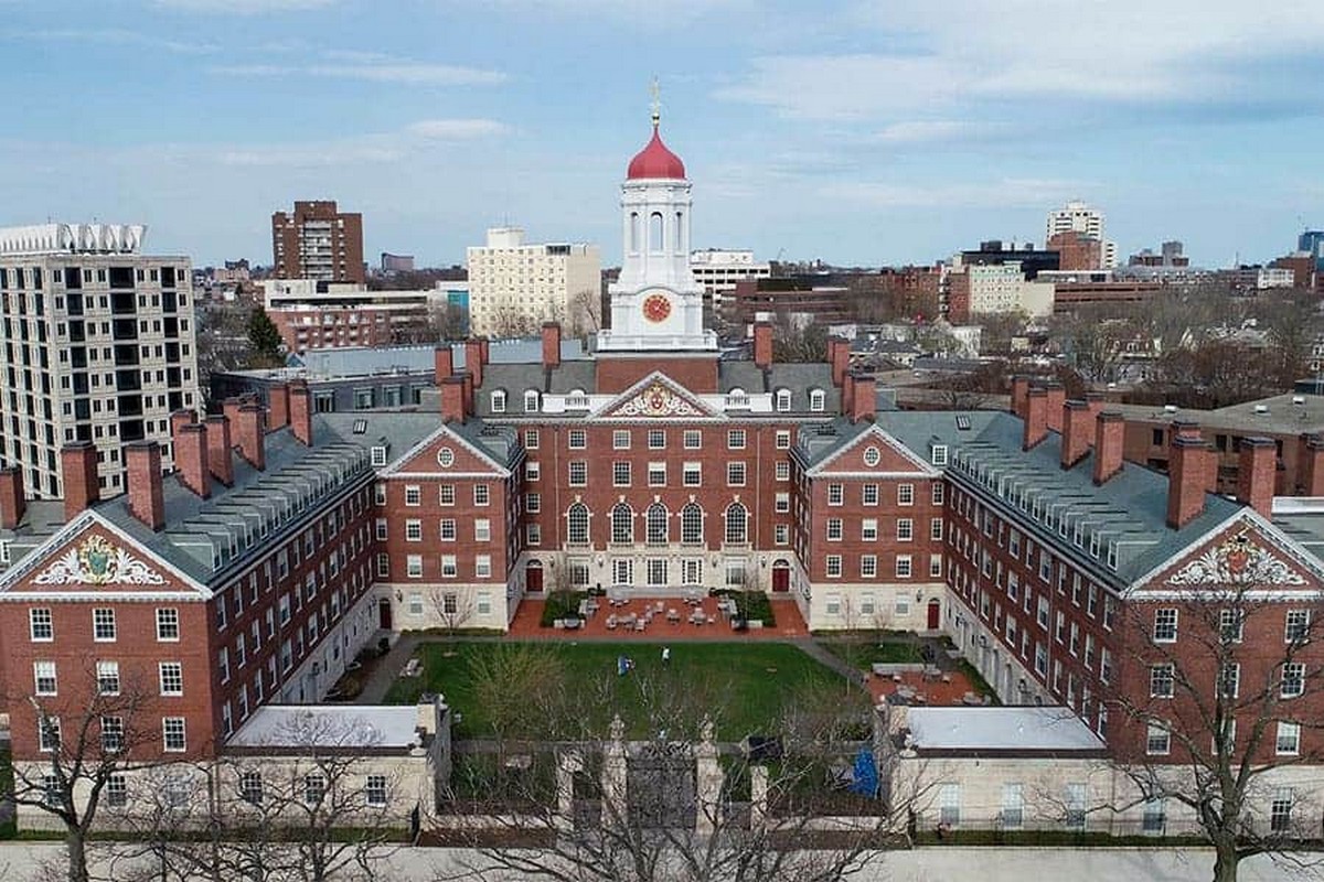 مصطفى عطية مازحا: هؤلاء  سيلتحقون  بجامعة هارفارد