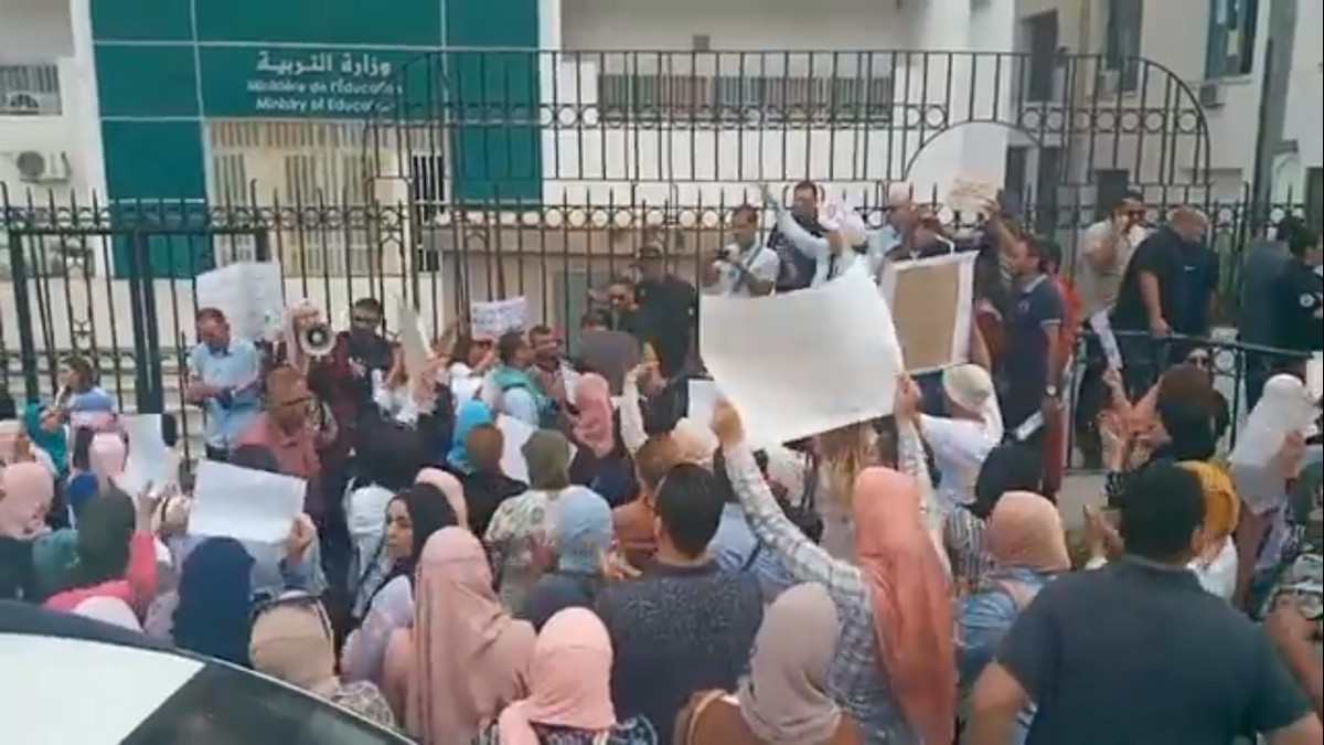 الأساتذة النواب ينفّذون  تحركا وطنيا أمام مقر وزارة التربية بالعاصمة
