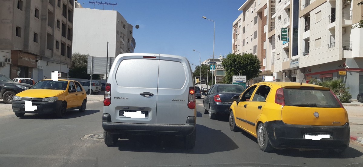 صفاقس : حين يختنق طريق الأفران بعد القنطرة بسبب سُوء تصرّف البلدية