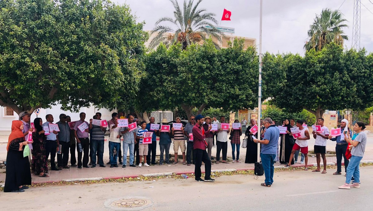 انصار  الحزب الدستوري  الحر ينظمون وقفة احتجاجية امام مقر ولاية قفصة