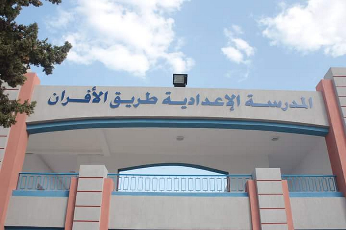 صفاقس : غُرباء أمام  اعدادية طريق الافران يسلبون التلاميذ أموالهم!!!