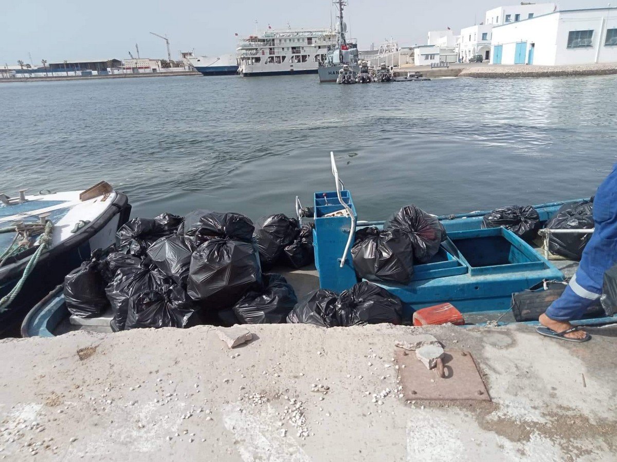 صفاقس : الميناء التجاري  جُهد متواصل لجمع النفايات من البلاستيك وغيرها