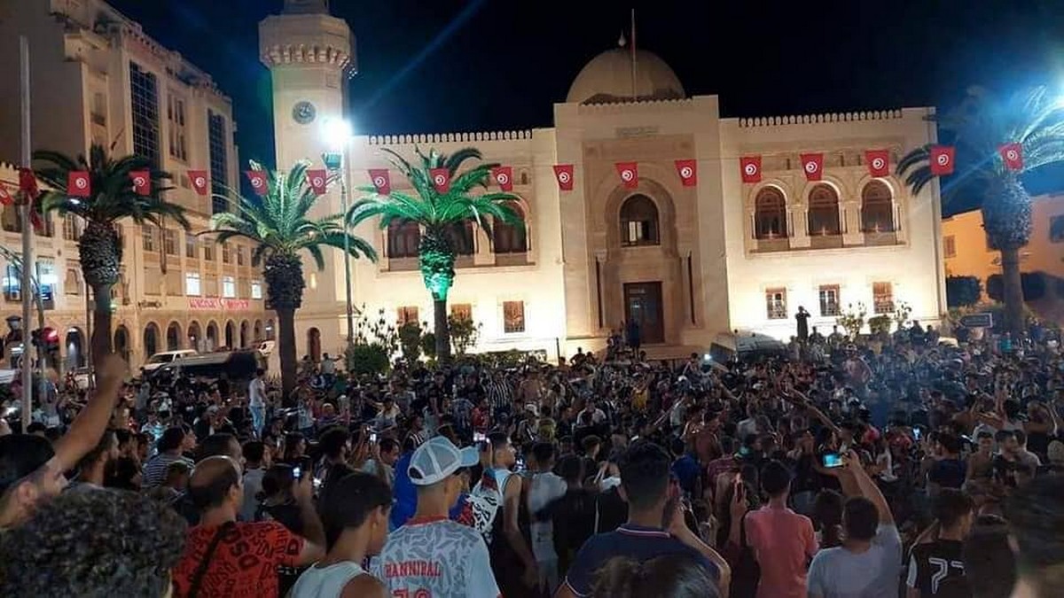 احتفالات تلقائيّة في  صفاقس وحضور امني  مكثّف
