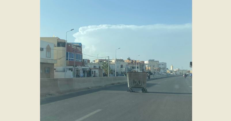 صفاقس: حاوية فضلات تحتل وسط الطريق لإخفاء حفرة