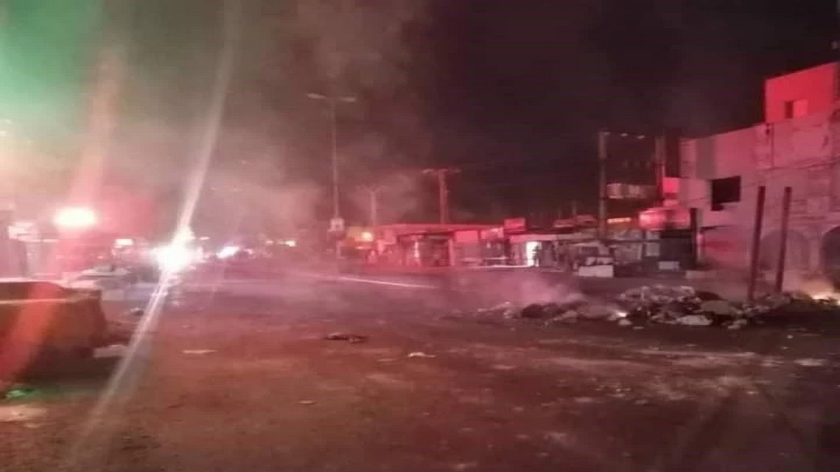 حي الانطلاقة.. محتجون يغلقون الطريق والأمن يستعمل الغاز المسيل للدموع