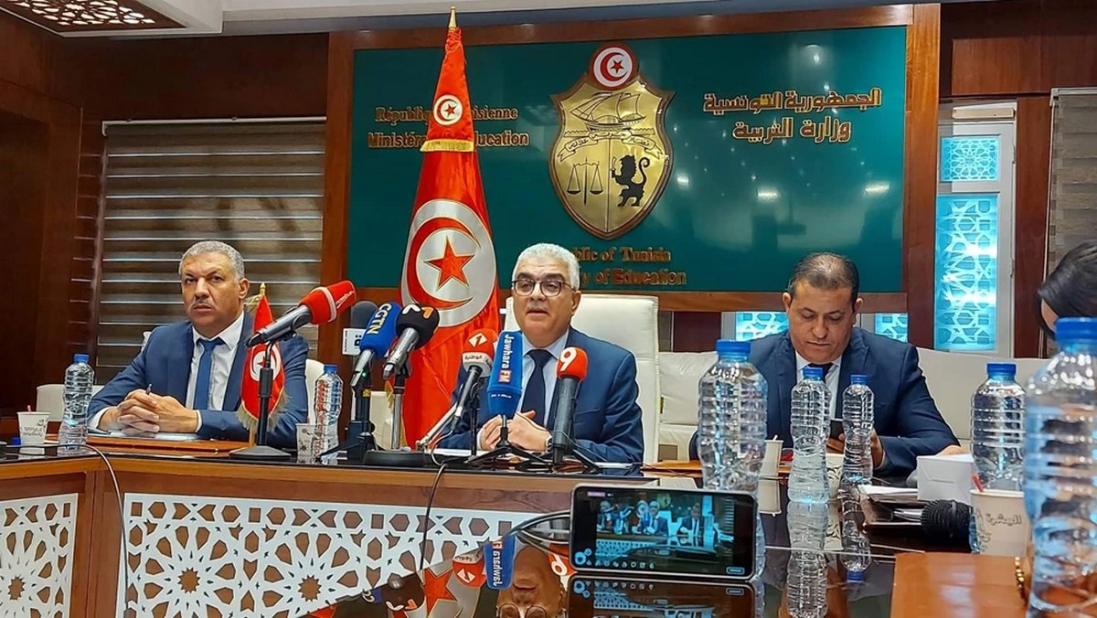 وزير التربية: ”الأخطاء الواردة بكتاب الفرنسية للسنة الثالثة غير مقبولة”