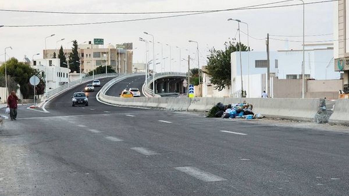 صفاقس :الممر العلوي بطريق منزل  شاكر الحديث اصبح مصبا  للفضلات