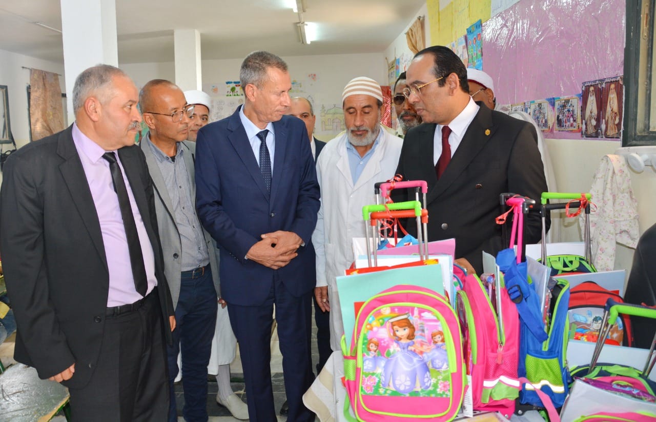 وزير الشؤون الدينية يزور مجموعة من الكتاتيب ويقدّم هدايا ومساعدات للتلاميذ ويقرّر مجانية التعليم بها للأيتام والفقراء