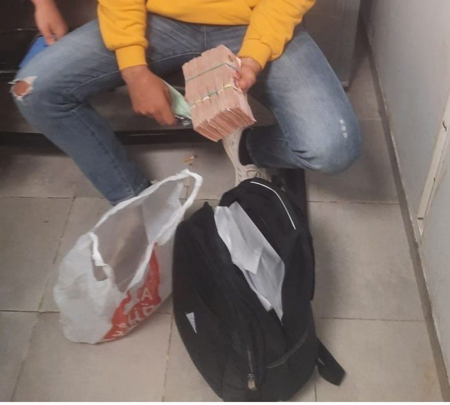 النيابة العمومية تأمر  بايقاف النفر الذي  عثر  لديه  على مبلغ 12 الف دينارا في  مسيرات اليوم