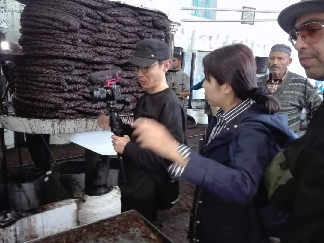 صفاقس فريق تلفزيون كوري في إحدى معاصر الجهة