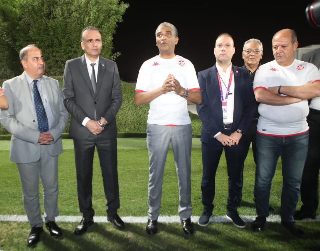 وزير الشباب يزور المنتخب خلال التمارين  وينقل رسالة من لدن  رئيس الجمهورية