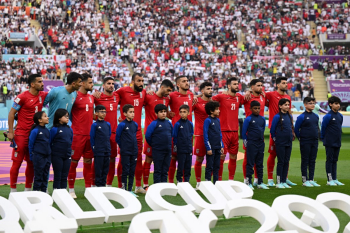 لاعبو منتخب إيران يمتنعون عن أداء النشيد الوطني  وينهزمون 6-2 امام  انقلترا