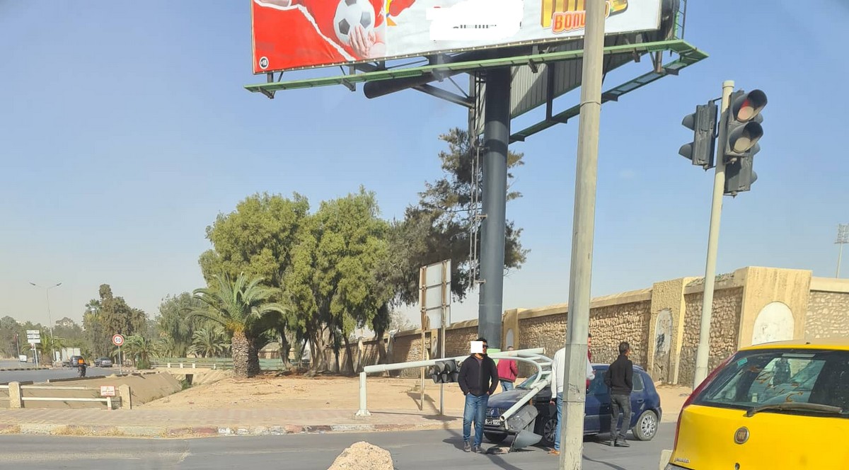 عاجل صفاقس: سقوط عمود كهرباء على سيارة  نتيجة قوة الرياح