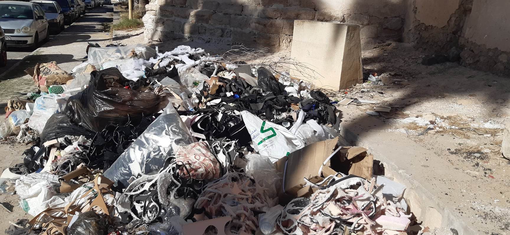 صفاقس : وعادت نفايات مصانع الأحذية تحت سور المدينة