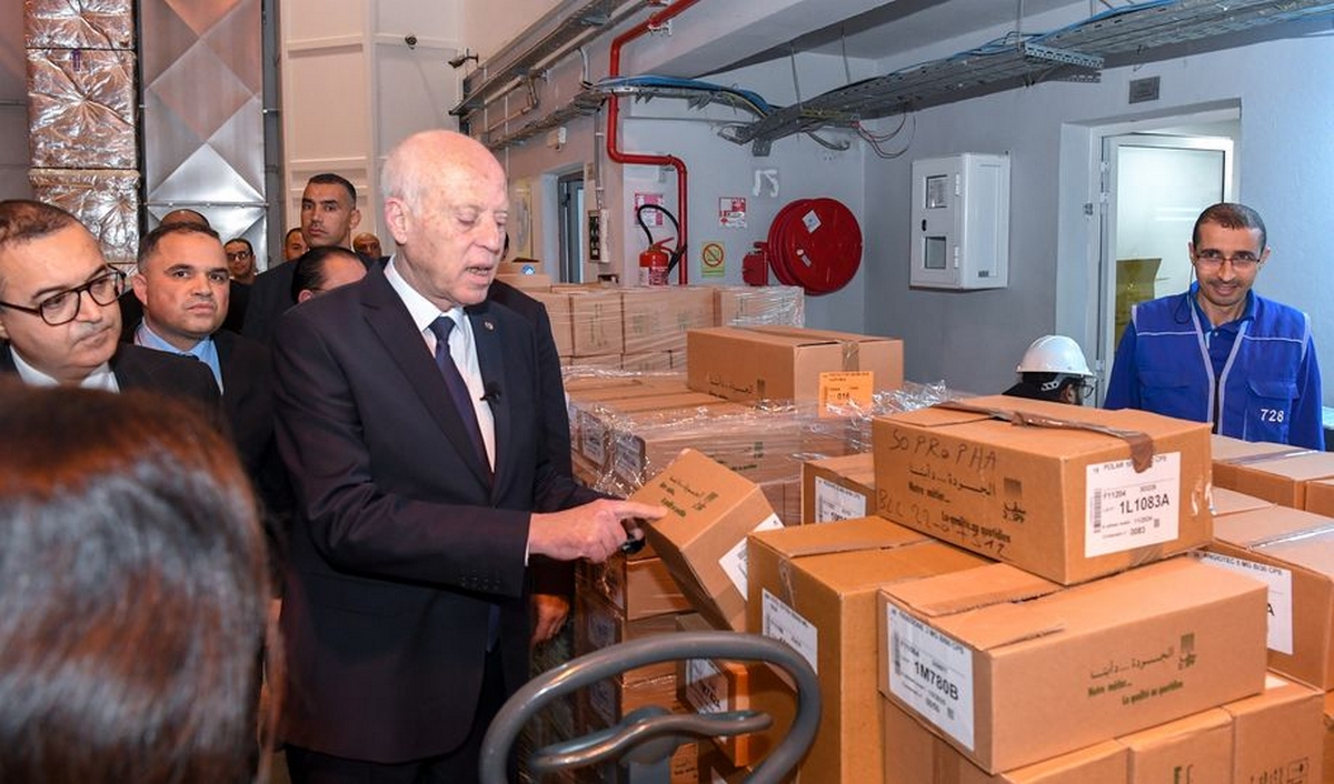 الرئيس لدى زيارته إحدى مؤسسات تصنيع الدواء هذه الازمة مُفتعلة