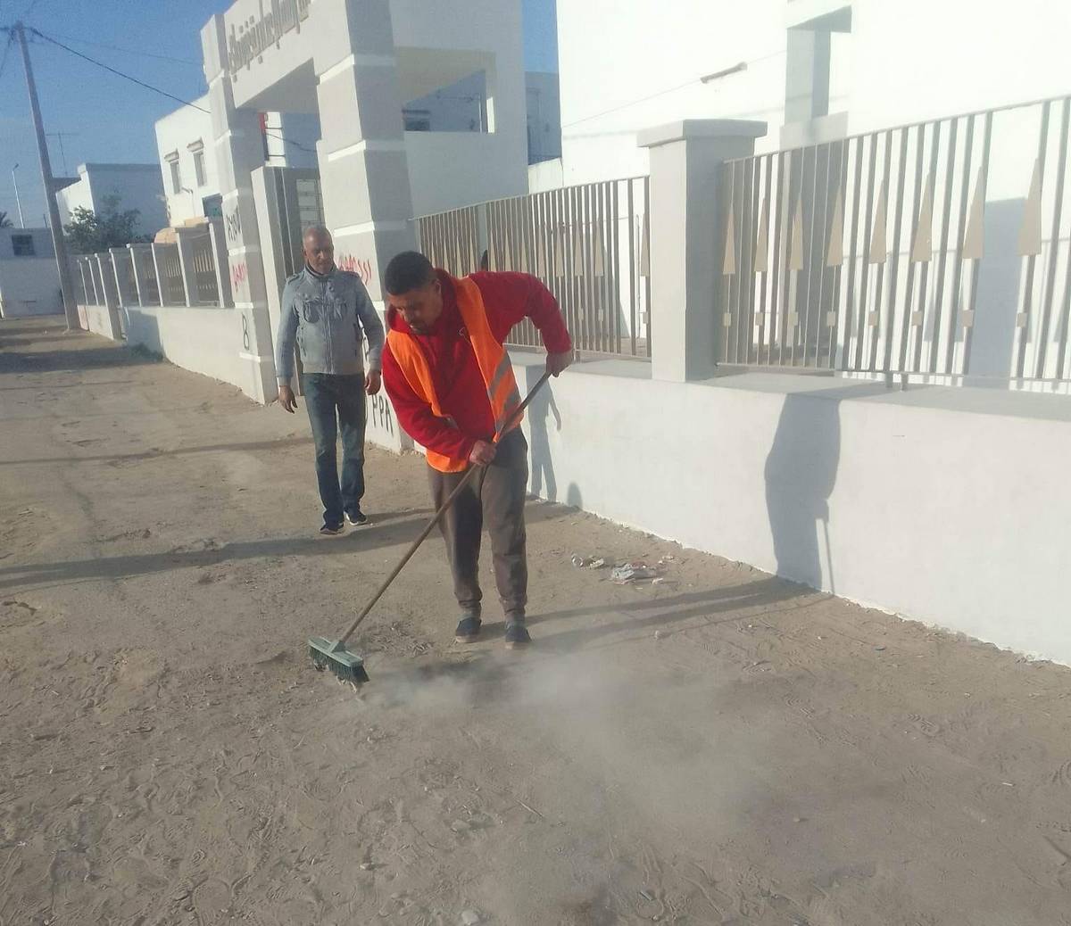 بمناسبة انتخابات 17 ديسمبر : بلديّة صفاقس تشرع في عملية تنظيف محيط المؤسسات التربويّة